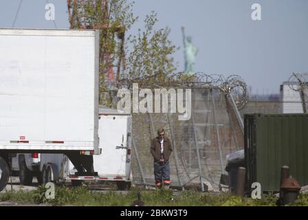 Brooklyn, États-Unis. 05e mai 2020. La Statue de la liberté se tient derrière des camions frigorifiques qui sont utilisés dans le cadre d'une morgue temporaire pour les victimes du coronavirus à New York le mardi 5 mai 2020. La pandémie du coronavirus COVID-19 touche 212 pays dans le monde, soit plus de 250,000 000 décès. Photo de John Angelillo/UPI crédit: UPI/Alay Live News Banque D'Images