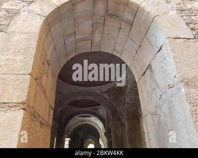 Intérieur de l'ancienne église grecque byzantine de Saint Nicolas le Wonderworker situé dans la ville moderne de Demre, province d'Antalya, Turquie Banque D'Images