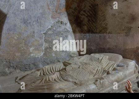 Le sarcophage grave de Saint Nicholas le Wonderworker de Myra. Lieu de sépulture de Saint Nicolas situé dans la ville moderne de Demre, province d'Antalya, Banque D'Images