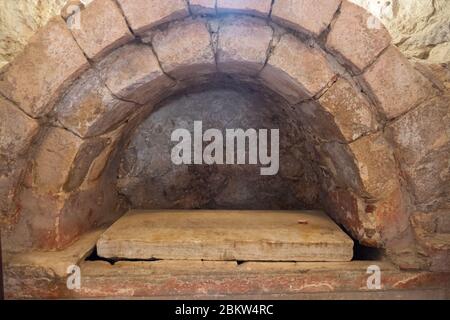 Sarcophage dans l'église de Saint-Nicolas le Wonderworker. Ancienne église grecque byzantine de Saint Nicolas située dans la ville moderne de Demre, Anta Banque D'Images