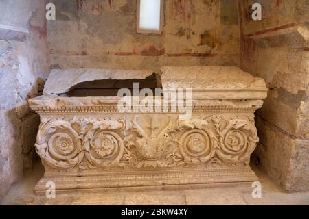 Sarcophage dans l'église de Saint-Nicolas le Wonderworker. Ancienne église grecque byzantine de Saint Nicolas située dans la ville moderne de Demre, Anta Banque D'Images