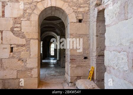 Intérieur de l'ancienne église grecque byzantine de Saint Nicolas le Wonderworker situé dans la ville moderne de Demre, province d'Antalya, Turquie Banque D'Images