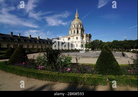 Le dôme doré de l'église de la Dôme des Invalides et la tombe de Napoléon Bonaparte de l'Hôtel National des Invalides avec jardin en premier plan..Paris.France Banque D'Images