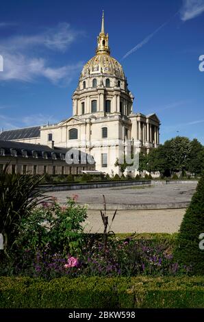 Le dôme doré de l'église de la Dôme des Invalides et la tombe de Napoléon Bonaparte de l'Hôtel National des Invalides avec jardin en premier plan..Paris.France Banque D'Images