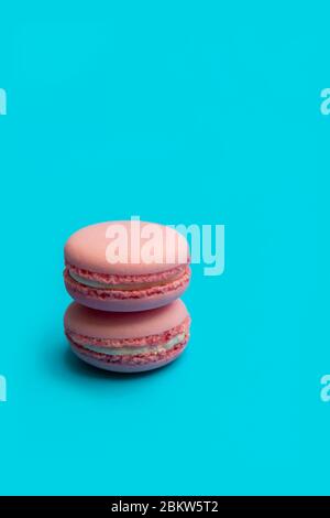 Macaron de pâtisseries françaises sur fond bleu coloré Banque D'Images