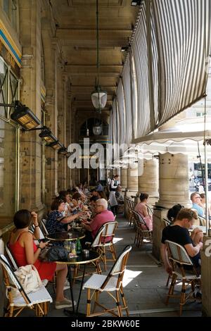 Le Nemours Cafe sur place Colette par le Palais-Royal.Paris.France Banque D'Images