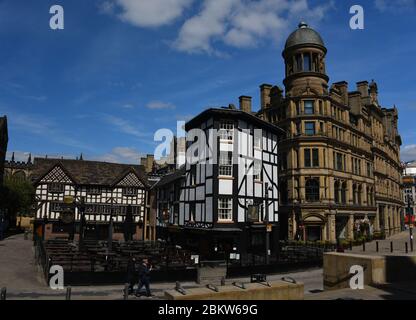 Shambles Square déserte pendant la pandémie de Corona. Old Wellington Inn, Sinclair’s Oyster Bar et Corn Exchange Banque D'Images