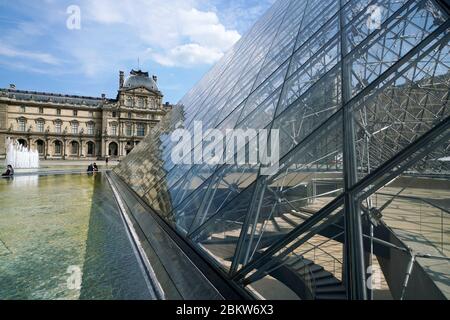 Cour Napoléon avec la pyramide en verre de conception I.M.PEI dans le musée du Palais du Louvre.Paris.France Banque D'Images