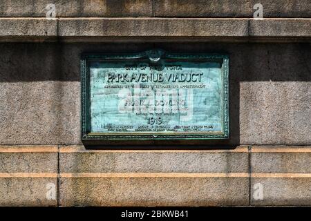 Plaque pour le Viaduc de Park Avenue qui mène autour du terminal Grand Central à New York. Banque D'Images