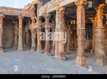 Mosquée Quwwat ul-Islam, 1190s, complexe de Qutb Minar, Delhi, Inde Banque D'Images