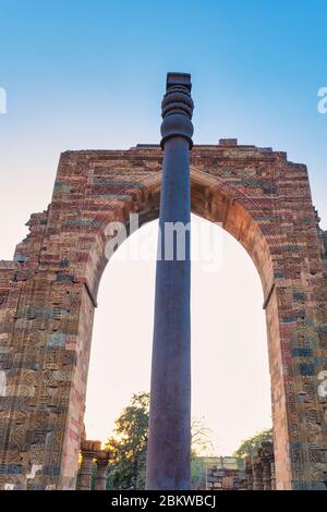 Pilier de fer de Delhi, complexe de Minar Qutb la nuit, Delhi, Inde Banque D'Images