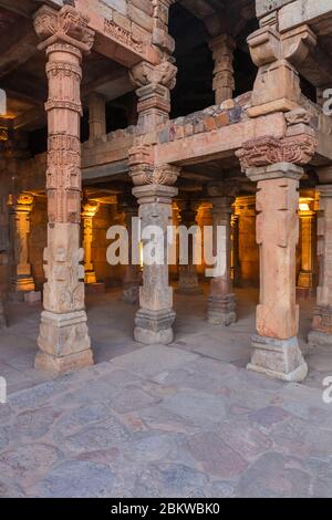 Mosquée Quwwat ul-Islam, 1190s, complexe de Qutb Minar, Delhi, Inde Banque D'Images