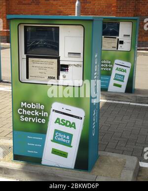 Londres, Royaume-Uni. 3 mai 2020. Un service d'enregistrement mobile dans un supermarché en pleine pandémie de coronavirus.Shoppers Queue et observer les distances sociales nécessaires qui est devenue la nouvelle règle au Royaume-Uni. Crédit : Keith Mayhew/SOPA Images/ZUMA Wire/Alay Live News Banque D'Images