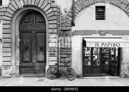 FLORENCE, ITALIE - 13, MARS 2018 : photo en noir et blanc de deux types de portes différents à Florence, Italie Banque D'Images