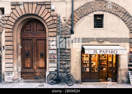 FLORENCE, ITALIE - 13, MARS 2018 : photo en noir et blanc de deux types de portes différents à Florence, Italie Banque D'Images