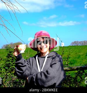 Femme appréciant le jardinage pendant la quarantaine verrouillage pandémie globale Covid-19 dans son propre jardin de chalet Banque D'Images