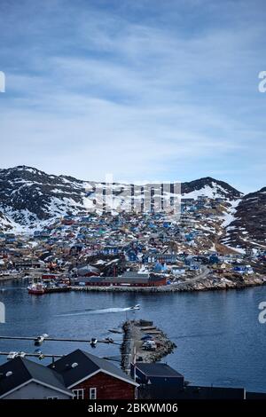 Ville de Qaquortoq au Groenland avec bateau naviguant dans le port à l'avant Banque D'Images