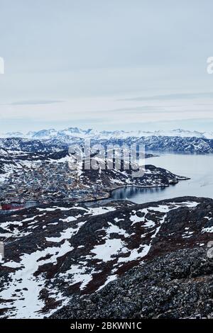 Ville de Qaquortoq au Groenland avec des chaînes de montagnes visibles derrière. Banque D'Images