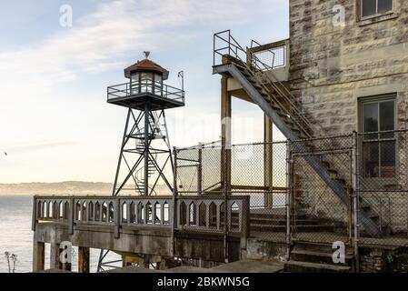 Une tour de garde à l'extérieur de la prison d'Alcatraz surplombant la baie de San Francisco Banque D'Images