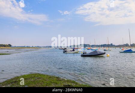 Bateaux à voile amarrés par la voie des passeurs et le Ferry Saltmarsh intertidal dur à marée basse, Bosham, Chichester Harbour, côte sud de l'Angleterre Banque D'Images