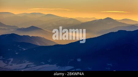 Beau paysage de soirée en montagne. Coucher de soleil dans la vallée de la montagne. Banque D'Images