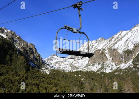 Télésiège de ski dans les montagnes Tatra. Hiver en Slovaquie. Station de ski d'hiver de famouse Shtrebske Pleso Banque D'Images