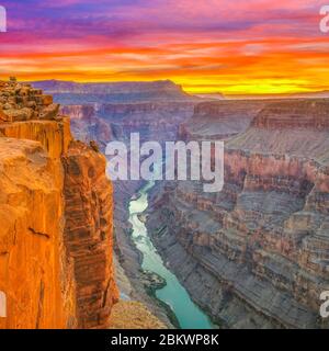 Le lever du soleil sur la rivière Colorado à toroweap oublier dans le parc national du Grand Canyon, Arizona Banque D'Images
