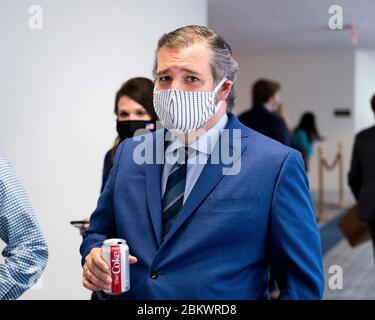 Washington, DC, États-Unis. 5 mai 2020. 5 mai 2020 - Washington, DC, États-Unis: Le sénateur américain TED CRUZ (R-TX) portant un masque facial. Crédit : Michael Brochstein/ZUMA Wire/Alay Live News Banque D'Images