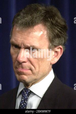 Le sénateur américain Tom Daschle (démocrate du Dakota du Sud) écoute à son écoute, tandis que le leader de la majorité au Sénat américain Bill Frist (républicain du Tennessee) rencontre des journalistes au Capitole des États-Unis à Washington, DC, le 3 février 2004, pour faire le point sur l'enquête accrue dans les bâtiments du Sénat. Frist a annoncé qu'il y avait ressuscité dans son bureau dans le bâtiment du Sénat Dirksen.Credit: Ron Sachs / CNP (RESTRICTION: PAS de journaux ou journaux New York ou New Jersey dans un rayon de 75 miles de New York) / MediaPunch Banque D'Images