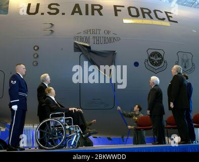 Dans cette photo publiée par l'US Air Force, Le secrétaire AMÉRICAIN de l'Armée de l'Air, James G. Roche (à droite), se présente comme « l'esprit de Strom Thurmond ». Il est dévoilé le 100e C-17 Globemaster III pour faire rouler la chaîne de montage lors d'une cérémonie commémorant le 100e anniversaire du sénateur américain Strom Thurmond (républicain de Caroline du Sud), Assis sur un fauteuil roulant, à la base aérienne Andrews, Maryland, le 12 décembre 2002. Thurmond, ancien combattant de la Seconde Guerre mondiale, est sénateur américain depuis 48 ans et est membre des comités des services armés et des anciens combattants du Sénat américain. La fenêtre « Banque D'Images