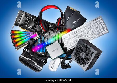 pc ordinateur composants matériel électronique collage. cpu micro processeur carte graphique alimentation ddr ram casque vr lunettes solid state ssd hard dr Banque D'Images