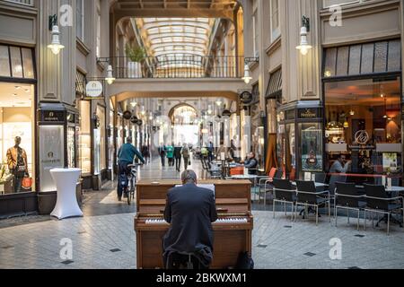 Leipzig, Allemagne, 09-18-2019 un homme avec piano dans le Mädlerpassage Banque D'Images