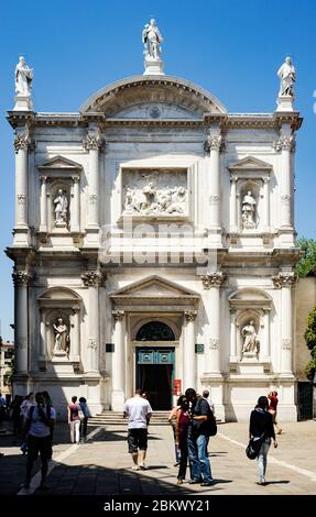 Venise, Vénétie/ Italie: San Polo et Santa Croce, touristes visitant la Scuola Grande di San Rocco qui a été nommé d'après San Rocco Banque D'Images