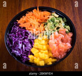 Saumon poke avec de l'avocat, des algues, des carottes marinées et du concombre Banque D'Images