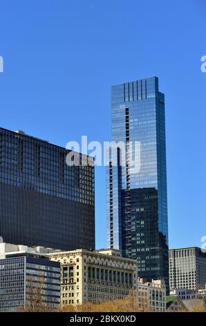 Chicago, Illinois, États-Unis. L'héritage moderne du Millennium Park s'élève au-dessus de ses voisins plus anciens, en bordure de Michigan Avenue. Banque D'Images