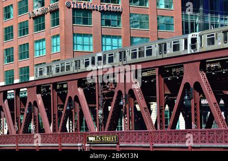 Chicago, Illinois, États-Unis. Un train de transport rapide surélevé CTA Brown Line traversant le pont de Wells Street lors de son trajet vers Chicago. Banque D'Images