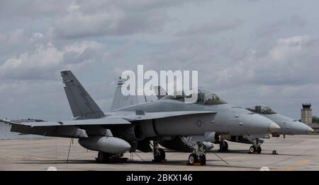 Deux F/A-18 Hornets affectés à l'escadron d'attaque de chasseurs marins 251 (VMFA-251), la station aérienne du corps des Marines de Beaufort, sont placés à l'extérieur lors d'une cérémonie de désactivation de la VMFA-251 le 23 avril. À l'avenir, les Thunderbolts seront en transition vers le F-35C et redélocaliseront à bord du MCAS Cherry point, en Caroline du Nord. (ÉTATS-UNIS Photo du corps marin par lance Cpl. Aidan Parker) Banque D'Images