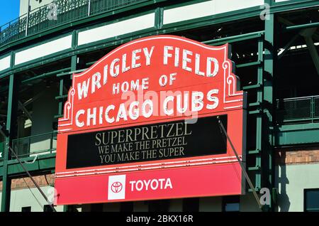 Chicago, Illinois, USA. La célèbre et classique chapiteau rouge au-dessus de l'entrée principale de célèbre Wrigley Field, stade des Chicago Cubs. Banque D'Images