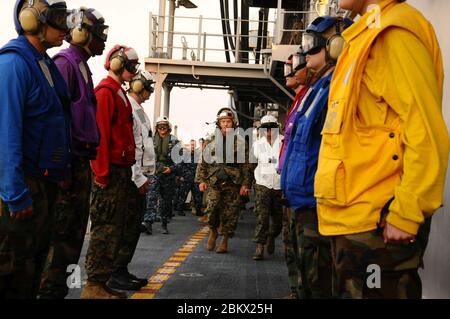 II le corps expéditionnaire maritime commandant en général visite le 22e UMM au cours de l'opération réponse unifiée 100310 Banque D'Images