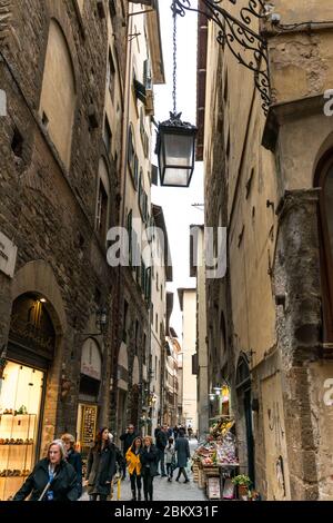 FLORENCE, ITALIE - 13, MARS 2018 : image verticale des rues anciennes et étroites de Florence, Italie Banque D'Images