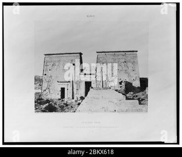 Ile de Fîleh (philae) - premier pylône - vue prand de la plaque-forme de la colonnade orientale en P - Félix Teynard. Banque D'Images