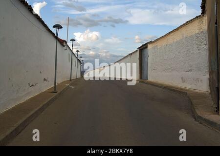 Malagon, Espagne, rue vide pendant la siesta. Weinen, Leere Straße während der Siesta. Hiszpania, Pusta ulica W czasie sjesty. 西班牙，在午休期間的空街。 Banque D'Images