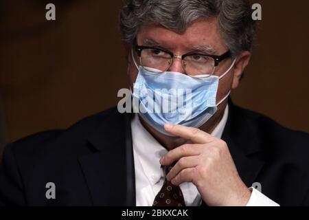 Washington, États-Unis. 05e mai 2020. L'honorable Brian Miller ajuste son masque comme il le témoigne lors d'une audience de confirmation devant le Comité sénatorial des banques, du logement et de l'affaire urbaine le mardi 5 mai 2020 à l'édifice Dirksen du bureau du Sénat, à Capitol Hill, à Washington. Brian Miller deviendra inspecteur général spécial pour la reprise en cas de pandémie au ministère du Trésor des États-Unis et Dana Wade deviendra secrétaire adjointe du ministère du logement et du développement urbain des États-Unis si elle est confirmée. Photo de piscine par Alex Wong/UPI crédit: UPI/Alay Live News Banque D'Images