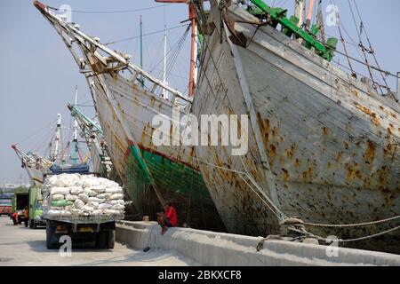 Jakarta Indonésie - Sunda Kelapa, navires en bois sur la jetée du port Banque D'Images