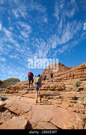 Randonneurs sur la promenade du plateau de Kings Canyon, territoire du Nord, Australie Banque D'Images