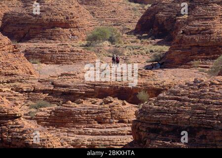 Randonneurs dans la ville perdue sur la promenade du plateau de Kings Canyon, territoire du Nord, Australie Banque D'Images