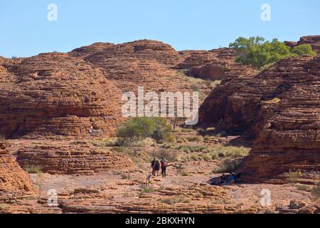 Randonneurs dans la ville perdue sur la promenade du plateau de Kings Canyon, territoire du Nord, Australie Banque D'Images