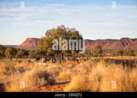 Carmichael's Crag in the George Gill Range depuis la plate-forme d'observation du coucher du soleil de Kings Canyon Resort, territoire du Nord, Australie Banque D'Images