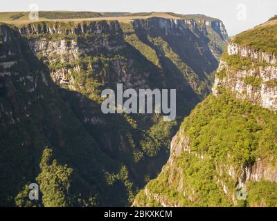 Magnifique paysage de Fortaleza Canyon et forêt tropicale verte, Cambara do Sul, Rio Grande do Sul, Brésil Banque D'Images