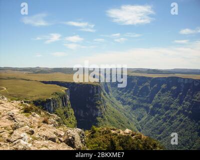 Magnifique paysage de Fortaleza Canyon et forêt tropicale verte, Cambara do Sul, Rio Grande do Sul, Brésil Banque D'Images